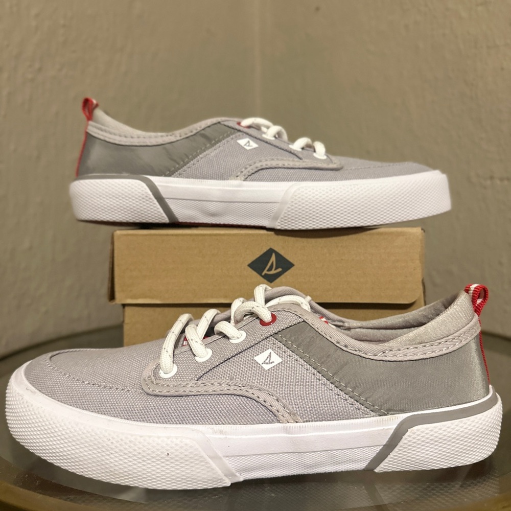Sperry soultied deck shoe Boys Size 5 gray and red NWOT